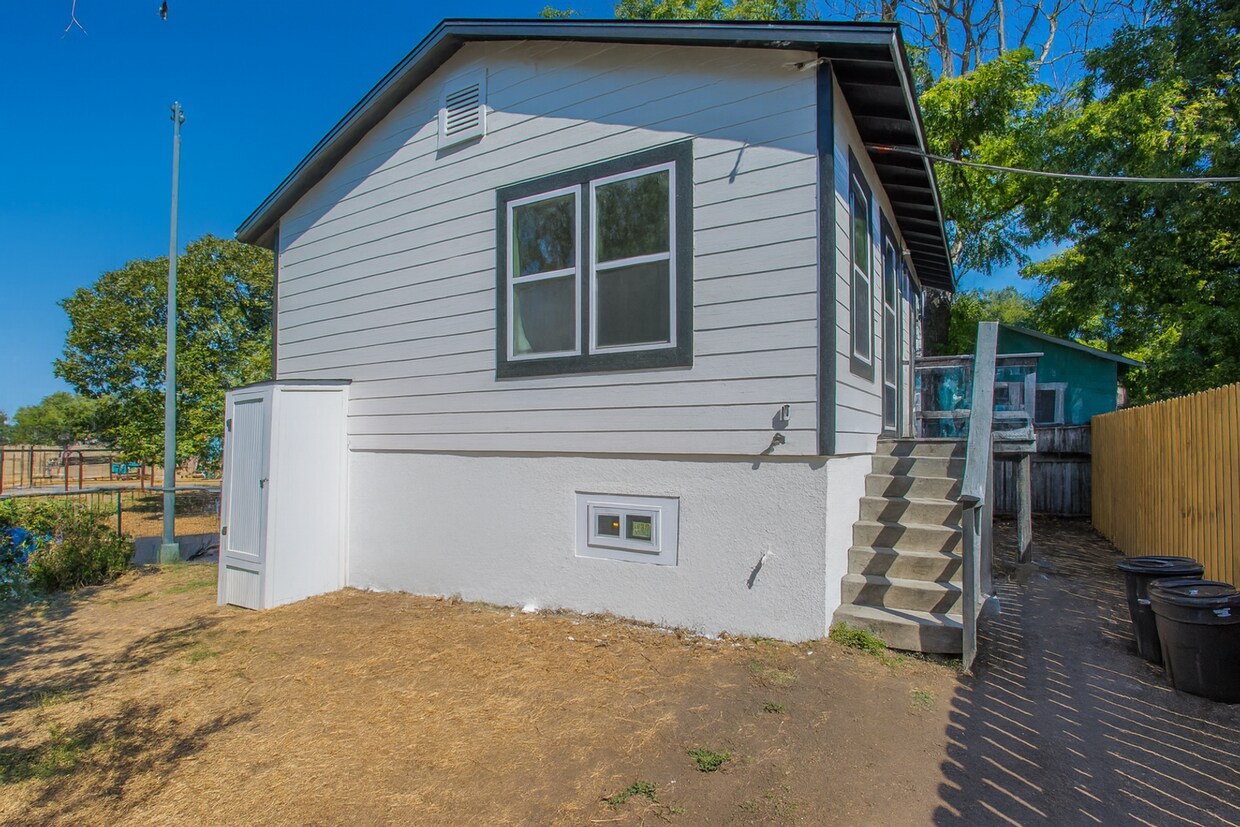 Foto principal - 2215 N Elmendorf St