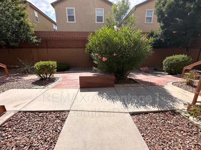 Building Photo - 1050 E Cactus Ave