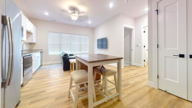 Interior Photo - 305 W Washington