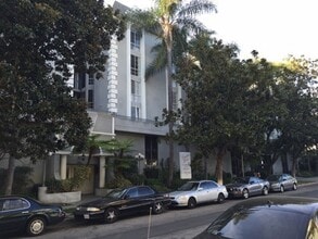 Building Photo - 1425 N Sierra Bonita Ave