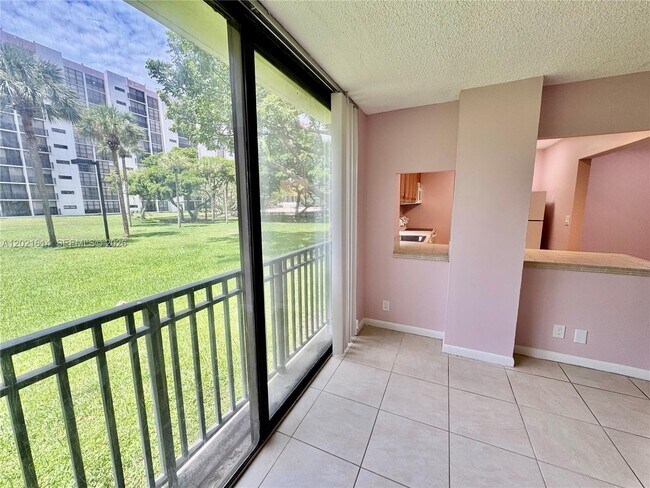 Foto del edificio - 17011 N Bay Rd