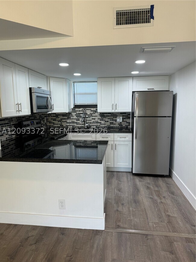 Foto del edificio - 8290 Lake Dr
