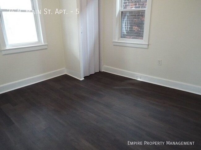 Building Photo - 2nd Floor: 1 Bedroom/ 1 Bathroom Apartment...