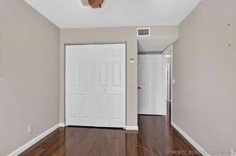 Building Photo - 2557 Riverside Dr