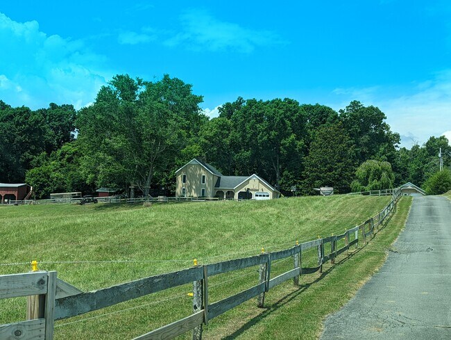Building Photo - 613 Edgefield Rd