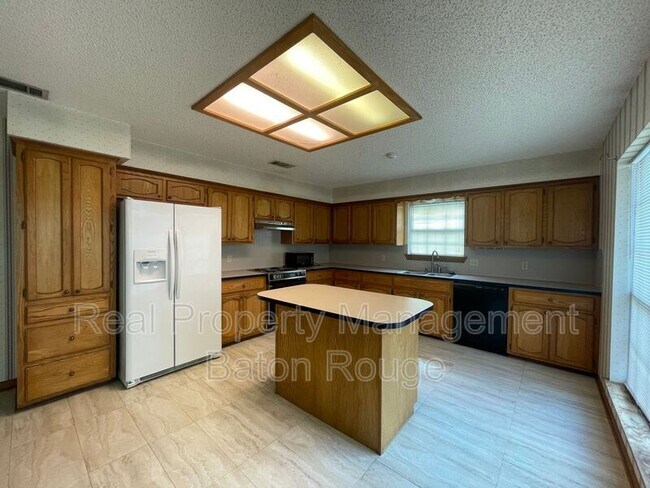 Building Photo - 9766 Kinglet Dr