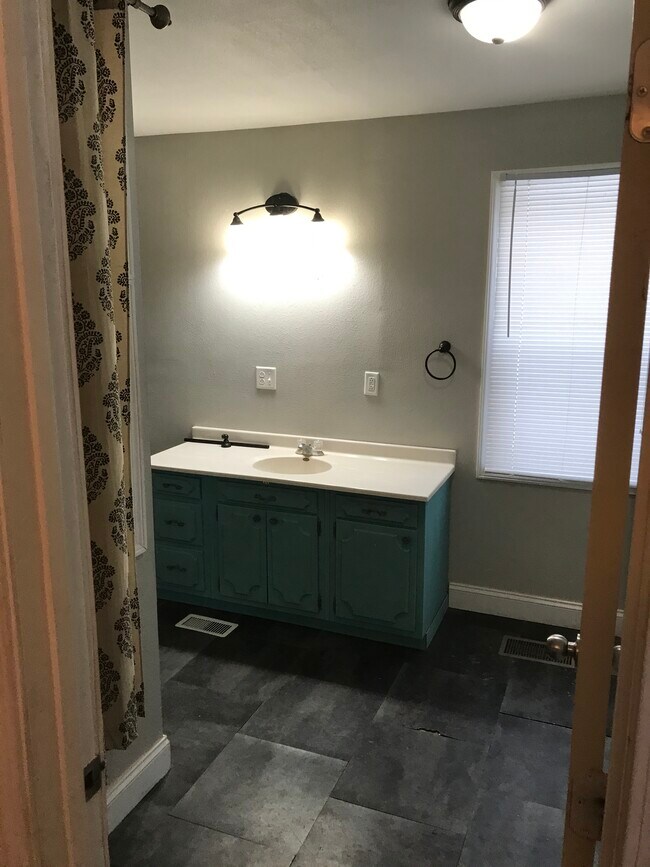 Large bathroom, including washer and dryer - 705 E Moneta Ave