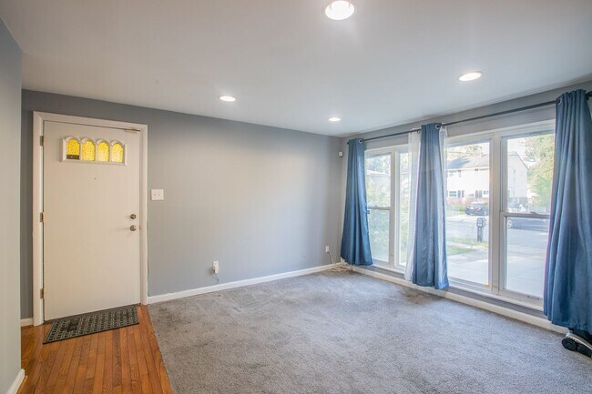 Foto del edificio - Amazing 4 BR/2 BA Semi-Detached Home in Ca...