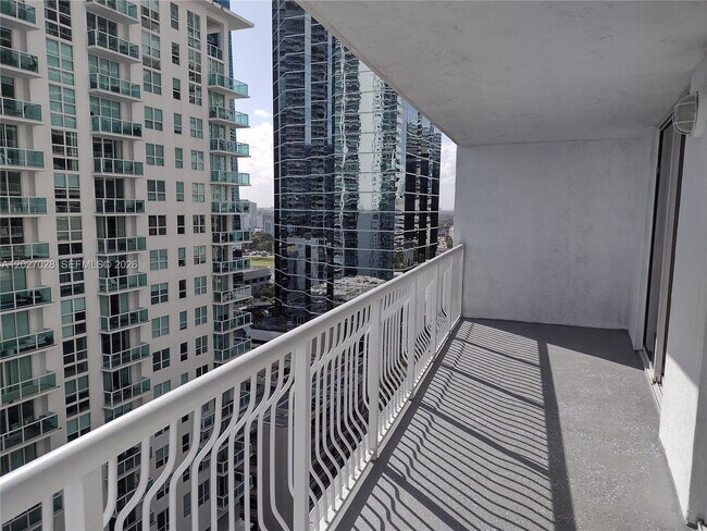 Foto del edificio - 1200 Brickell Bay Dr