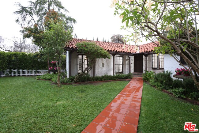 Foto del edificio - 755 N Crescent Heights Blvd