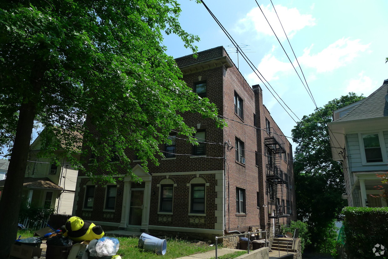 Primary Photo - 33 Oakwood Ave