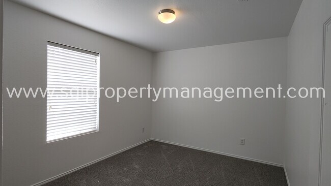 Building Photo - Great 4 bedroom ready for move-in