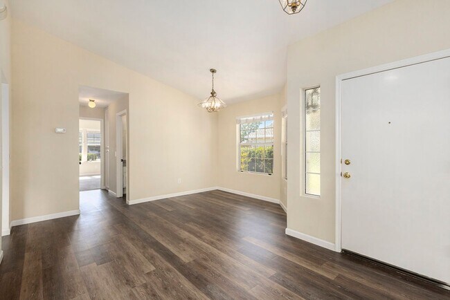 Building Photo - 32 Hampton Ct. - 2 bedroom | 2 bath | Sing...