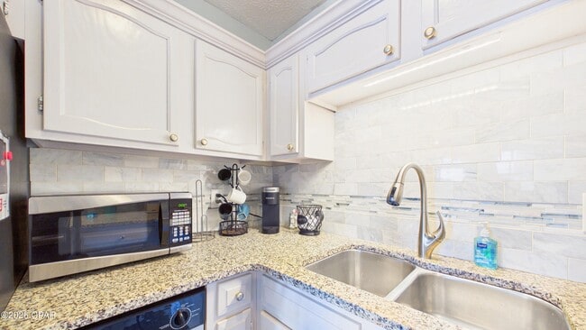 Building Photo - 301 Lullwater Dr