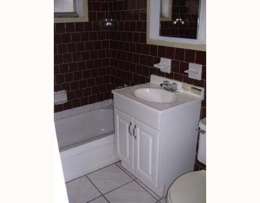Baño principal - 701 NW 7th Ave