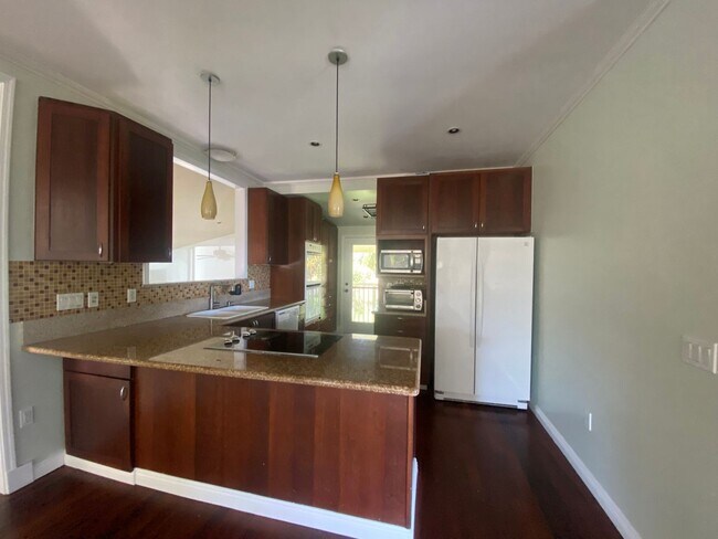 Building Photo - Large 3 Bed, 2 bath plus bonus room with w...