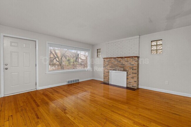 Foto del edificio - 375 Adrian Dr