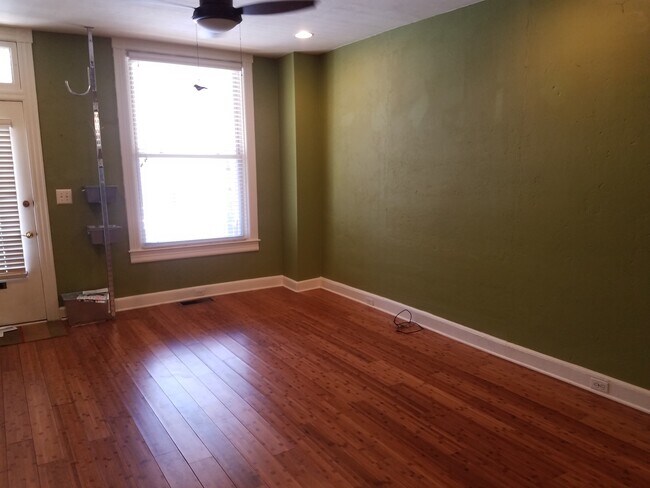 Building Photo - Charming 2 Bedroom w/ Den Townhome in Wash...