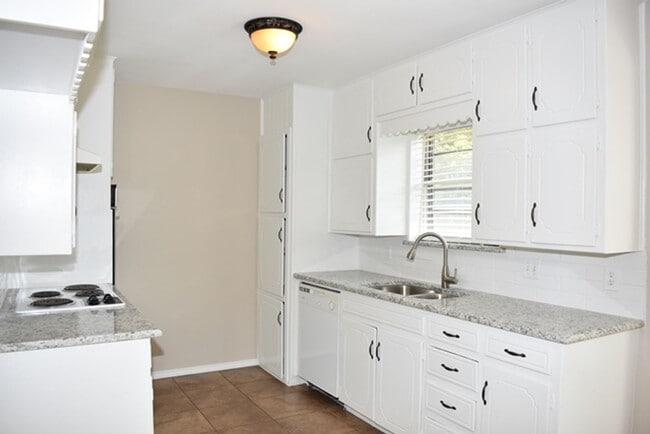 Building Photo - VIEW NOW - COMING SOON - Adorable Updated 3-Bedroom Home in Bedford | HEB ISD