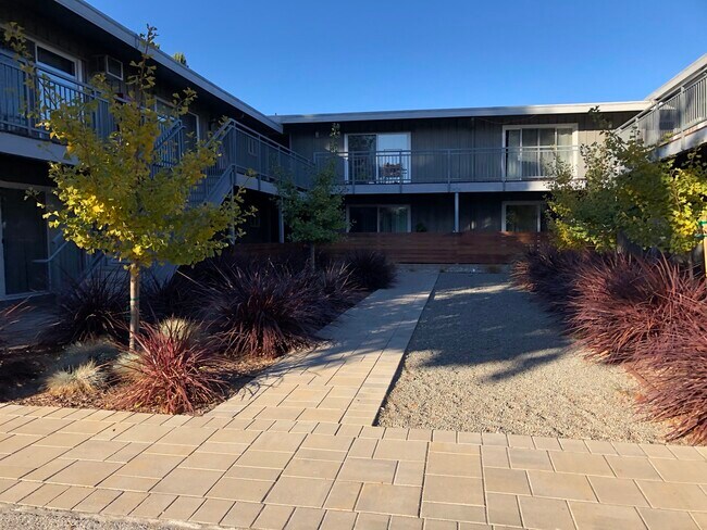 Building Photo - 550 North Fair Oaks Avenue, Unit 5