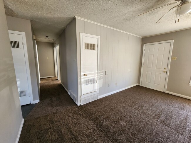 Building Photo - 1402 S McAuley Dr