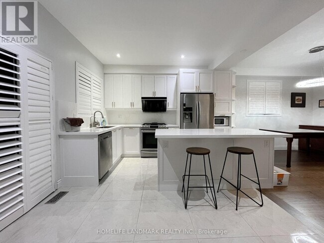 Photo du bâtiment - 71 Ralph Chalmers Ave