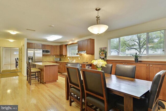 Foto del edificio - 717 Hillsboro Dr