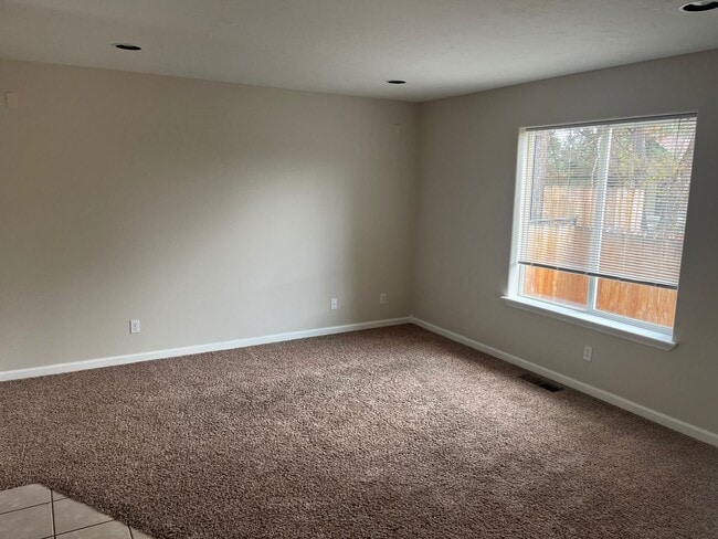 Building Photo - 3 BR/2.5 BA Townhouse