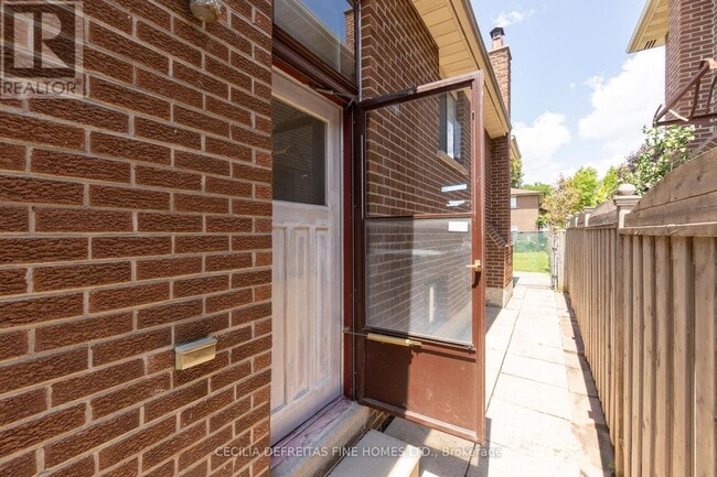 Building Photo - 54 Ashburn Crescent
