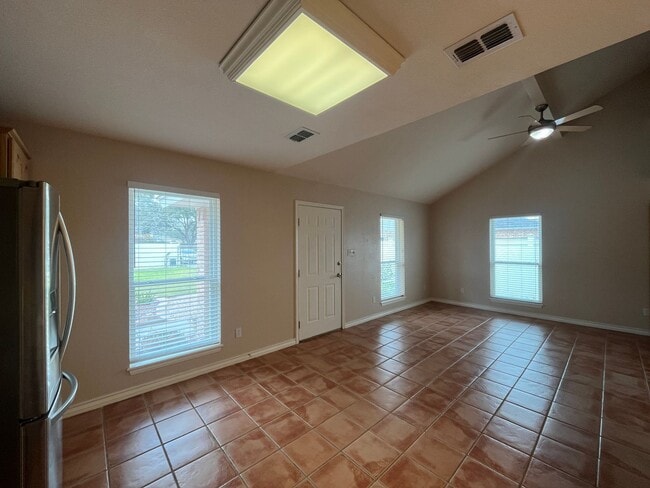 Building Photo - TWO BEDROOM ONE BATH APARTMENT