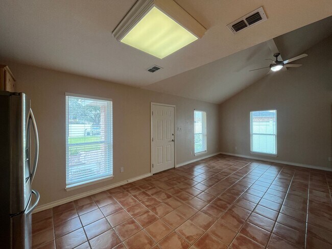 Foto del edificio - TWO BEDROOM ONE BATH APARTMENT