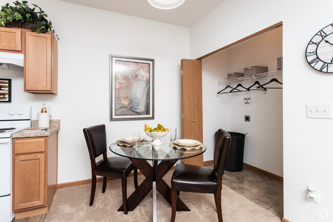 2BR, 1BA - 933 SF - The Grove - Brookfield Village Apartments