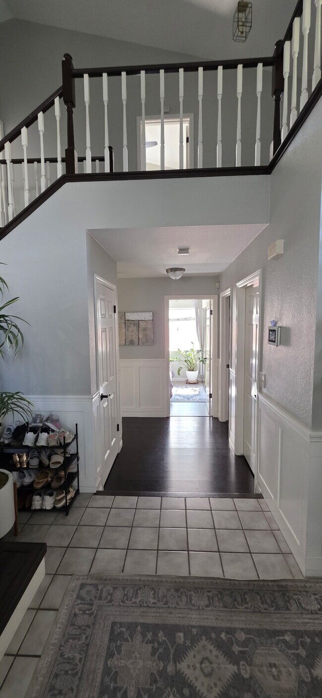 Foto del edificio - 430 Guinevere Ct