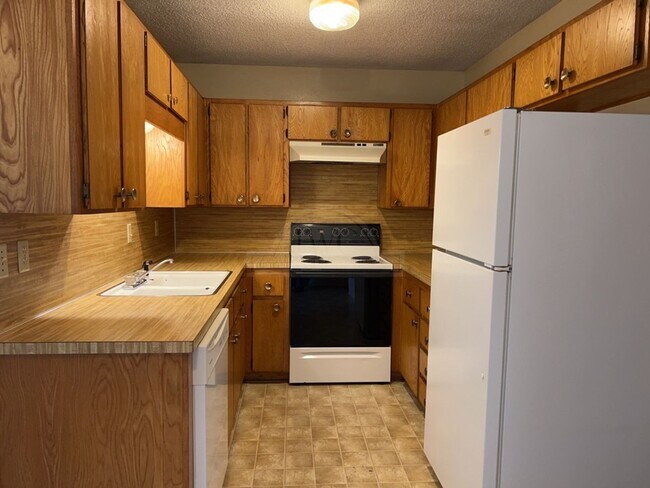 Building Photo - 2207 Cascade Dr