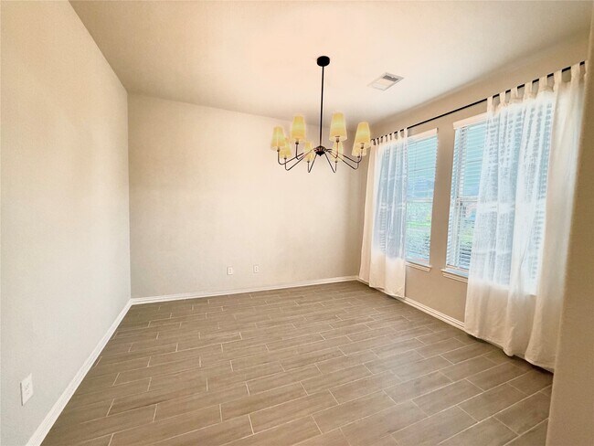 Foto del edificio - 8319 Divot Trce