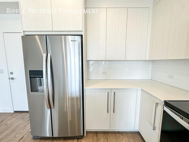 Photo du bâtiment - BRIGHT 2 BEDS/ 2 BATH CONDO