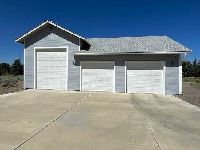 Building Photo - Quiet, spacious property!