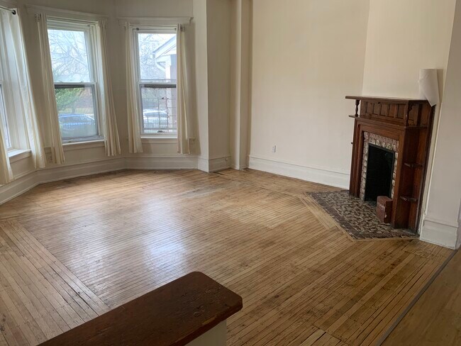 LR bay windows & ornamental fireplace - 6122 S Kenwood Ave