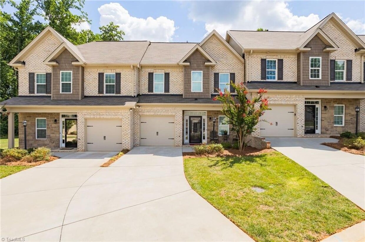 Primary Photo - 3BR/2.5BA Townhome W/Loft in Pisgah Forest