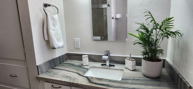 Building Photo - Kensington: Renovated Spacious Residence: Cook's kitchen, Includes parking