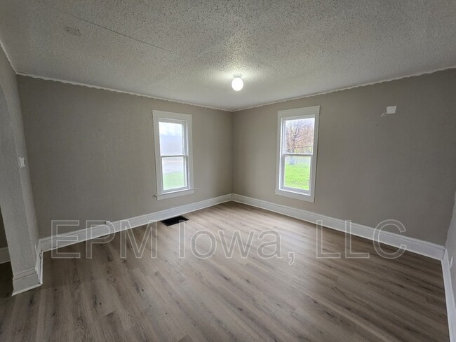 Building Photo - 122 Newell St