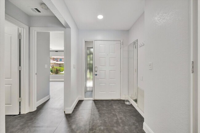 Foto del edificio - Stunning 3 Bed/ 2 Bath Pool Home in Longwood Run ~ UTC
