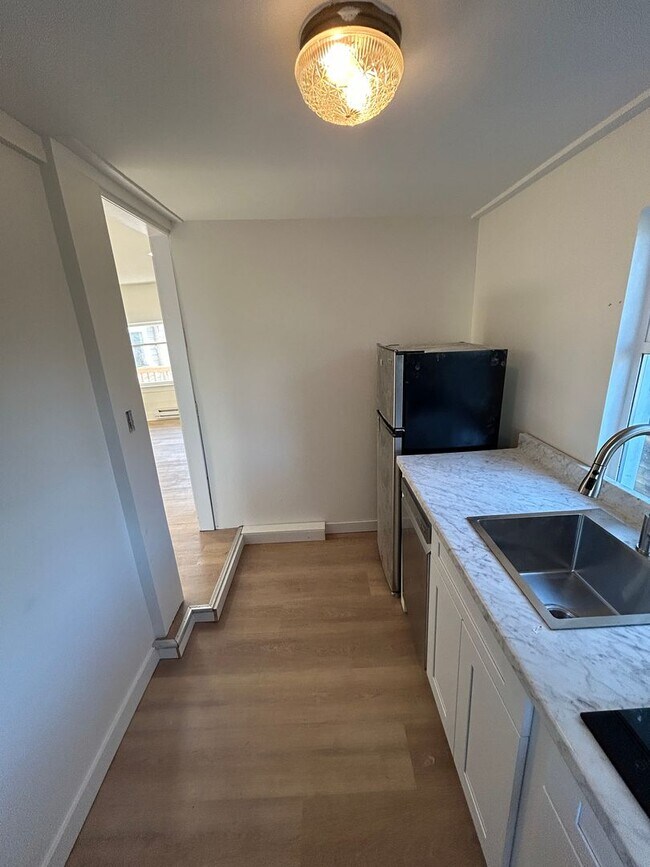 Foto del edificio - Renovated 1 Bed, 1 Bath apartment in West Seattle Triplex, $1,895/month