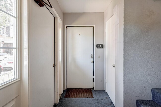 Foto del edificio - 5863 Inwood Dr