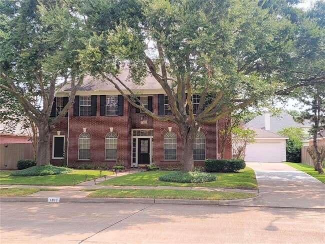 Building Photo - 1811 Greenway Village Dr