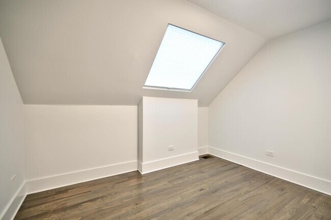Building Photo - 3 bedroom in Chicago IL 60608