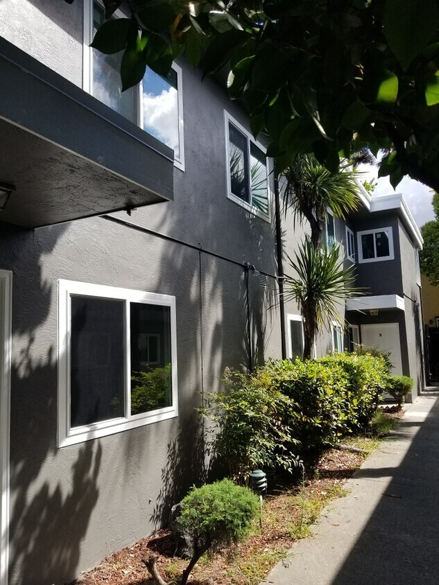 Foto principal - 3216 Delaware St