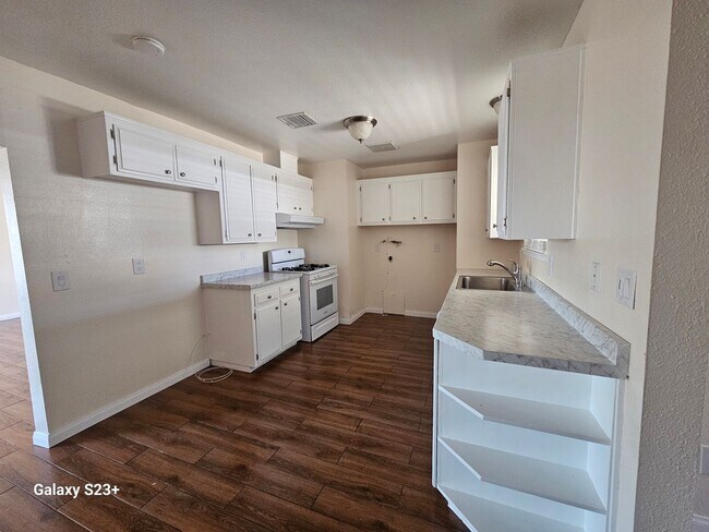 Foto del edificio - FRESH, CLEAN & BRIGHT 3 BED 2 BATH