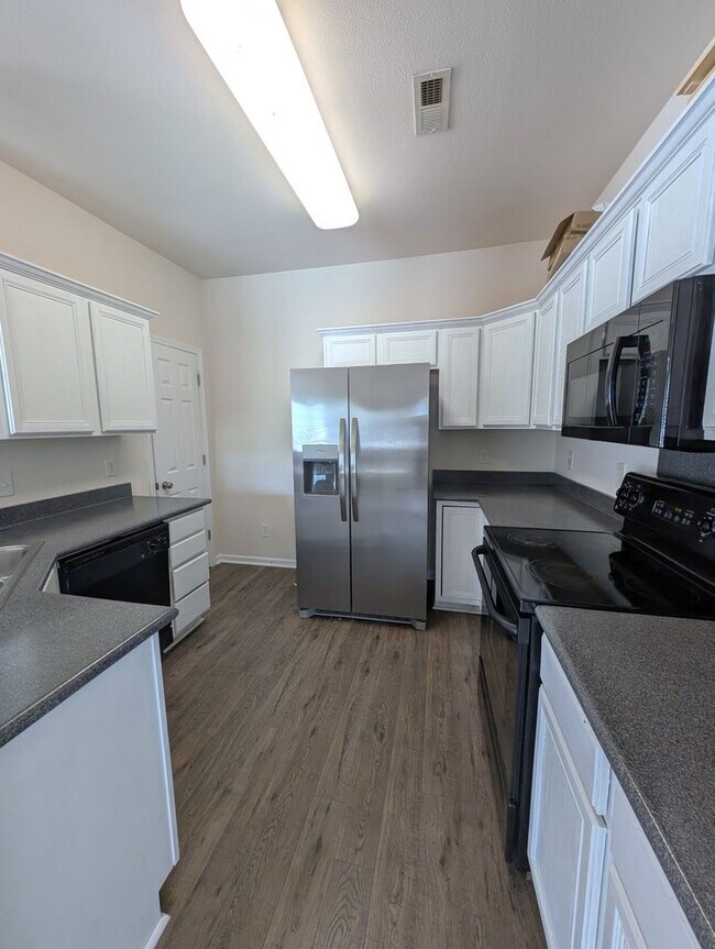 Foto del edificio - End Unit Townhome!  Over 1500 Sq Ft!  Harr...