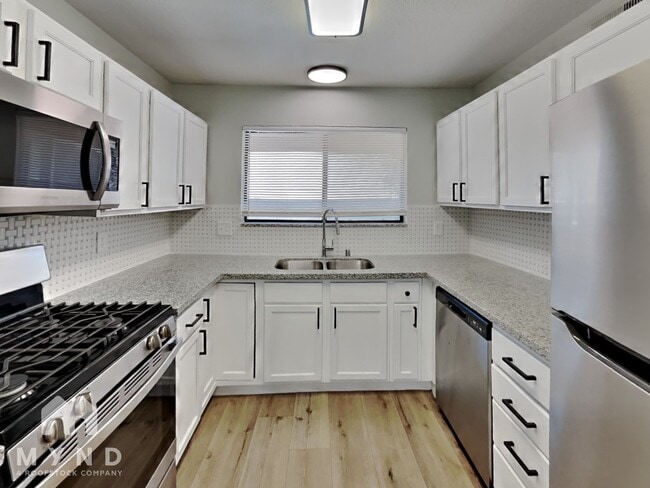 Building Photo - 4336 N Fox Point Dr
